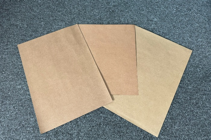 Kraft　liner　board　made　by　Korean　companies　(left),　Japanese　liner　board　(center),　Japanese　liner　board　made　three　years　ago　(right)