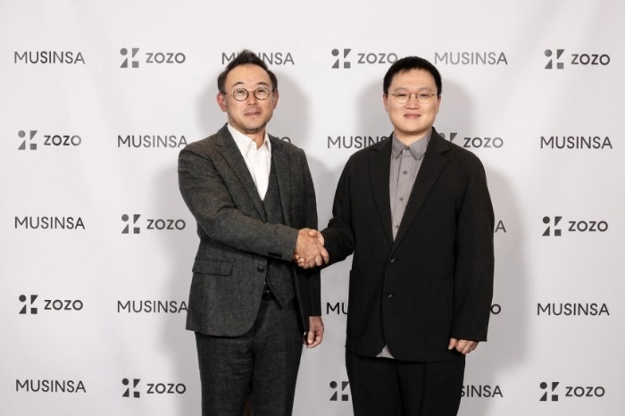 Jo Man-ho, the general representative of Musinsa, and Hirotaro Sawada,.the President and CEO of Zozo (Courtesy of Musinsa)