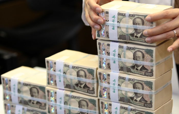 Stacks of 10,000-yen bills in bundles at Hana Bank headquarters in Seoul (File photo by News1)