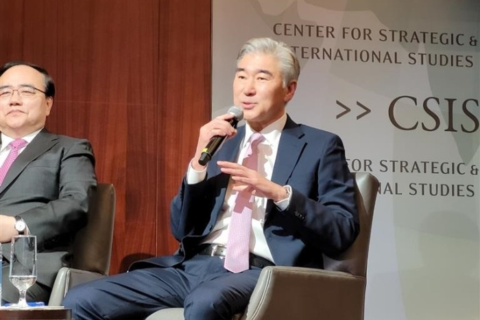 Sung Kim (right) speaks at a forum held by the Center for Strategic and International Studies in February 2024 (Courtesy of Yonhap)