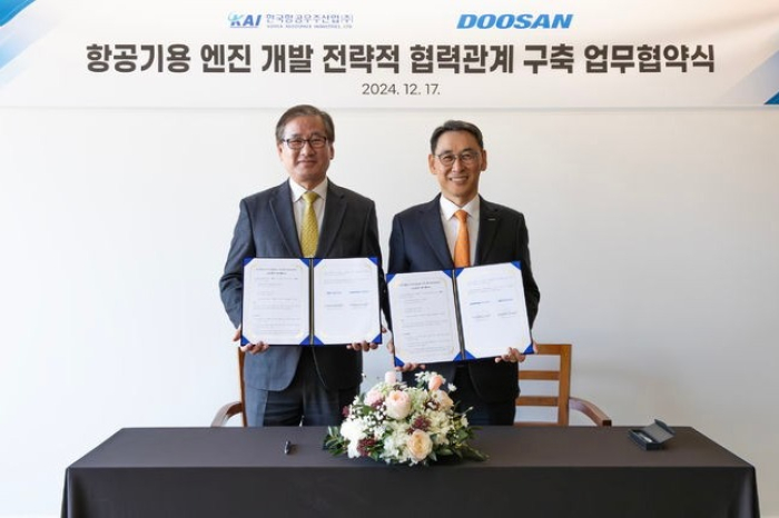  KAI　Chief　Executive　Kang　Goo-young　(left)　and　Doosan　Enerbility　Vice　President　Jung　Yeon-in