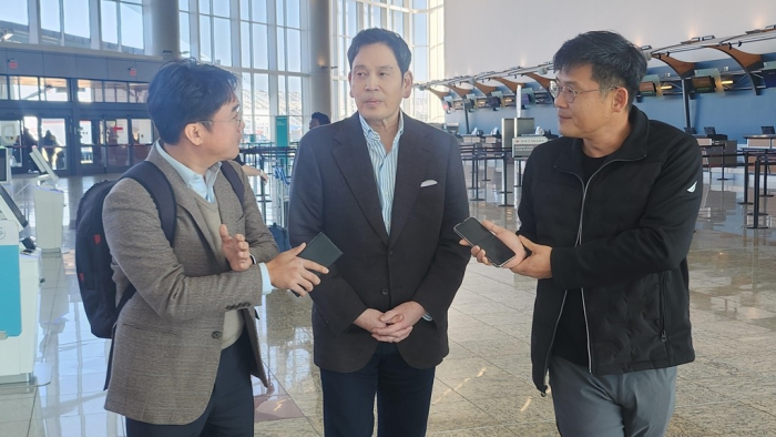 South Korea’s Shinsegae Group Chairman Chung Yong-jin (center) speaks to Korean journalists at Hartsfield-Jackson Atlanta International Airport in Georgia on Dec. 21, 2024 (Courtesy of Yonhap)