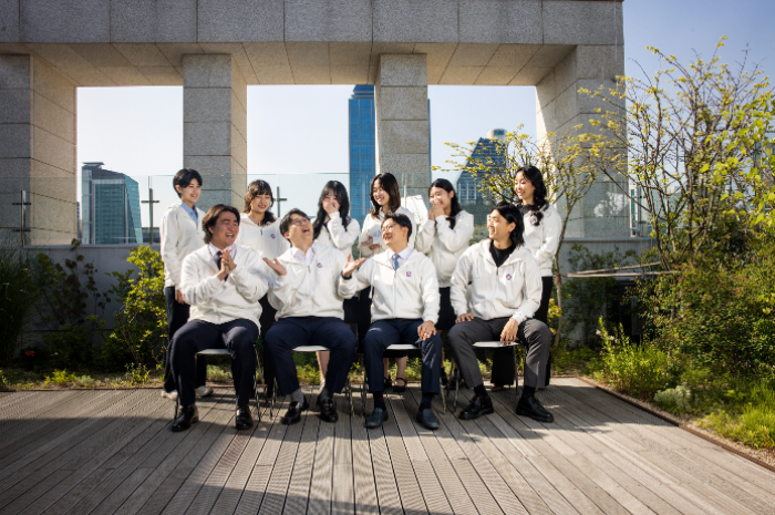 TALOS　CEO　Kim　Tackeun　(second　from　left　on　the　front　row)　poses　for　a　company　group　photo　(Courtesy　of　TALOS) 