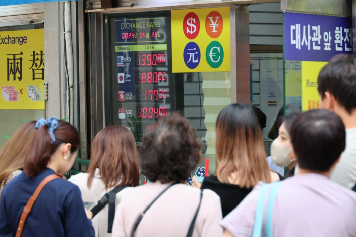 Chinese tourists at a currency exchange business in central Seoul