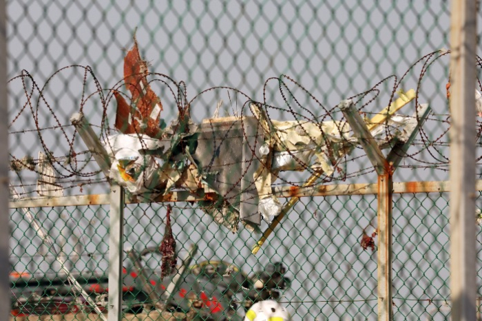 PIeces　of　the　Jeju　Air　plane　among　barbed　wire　at　Muan　International　Airport　after　its　crash　(Courtesy　of　News1　Korea) 