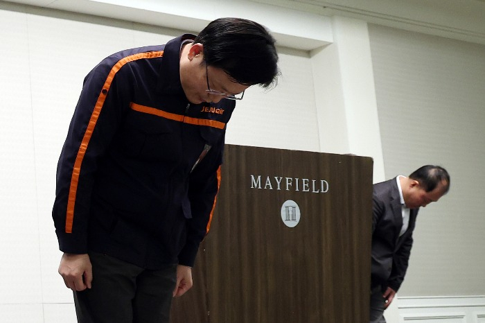 Jeju　Air　CEO　Kim　Yi-bae　apologizes　for　the　plane　crash　that　killed　nearly　everyone　on　board　on　Dec.　29,　2024　(Courtesy　of　Yonhap) 