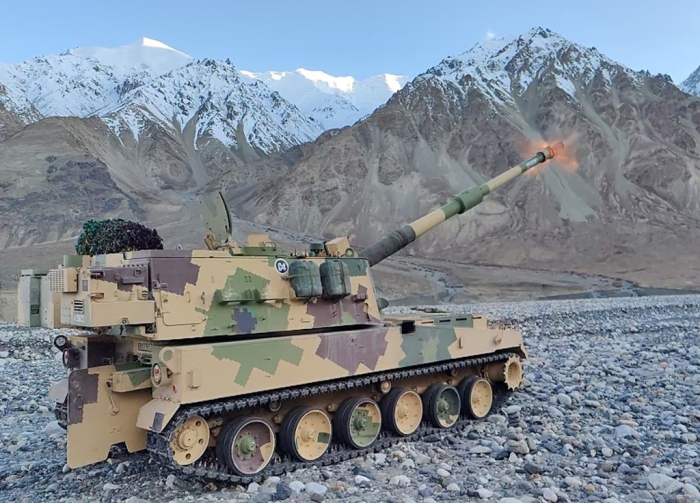 The　K9　Vajra-T　in　the　highlands　of　India　(Courtesy　of　Hanwha　Aerospace)