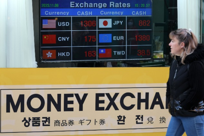 A currency exchange counter in Myeong-dong, Seoul (Courtesy of Yonhap)