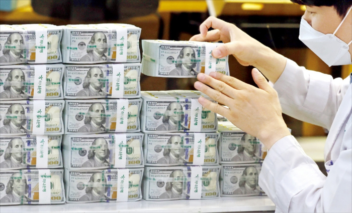 Bundles of US dollar notes at a bank in Seoul