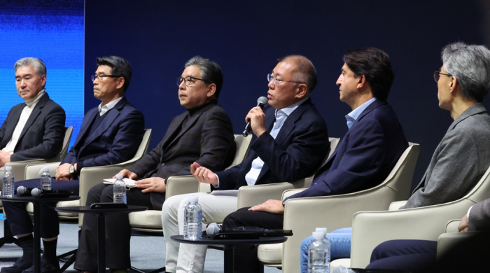 Hyundai Motor Chair Chung Euisun (fourth from left) and executives hold a roundtable about the group's future vision during a New Year's Greetings event at Hyundai Motorstudio Goyang