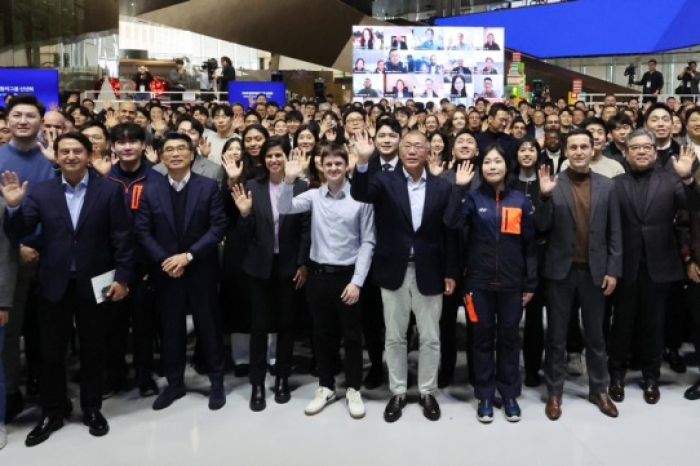 Hyundai Motor Chair Chung Euisun (center) and employees pose for a photo at the automaker's New Year's greetings event