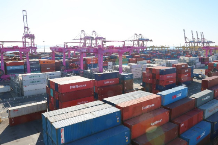 Containers at a port in Incheon (Courtesy of Yonhap)
