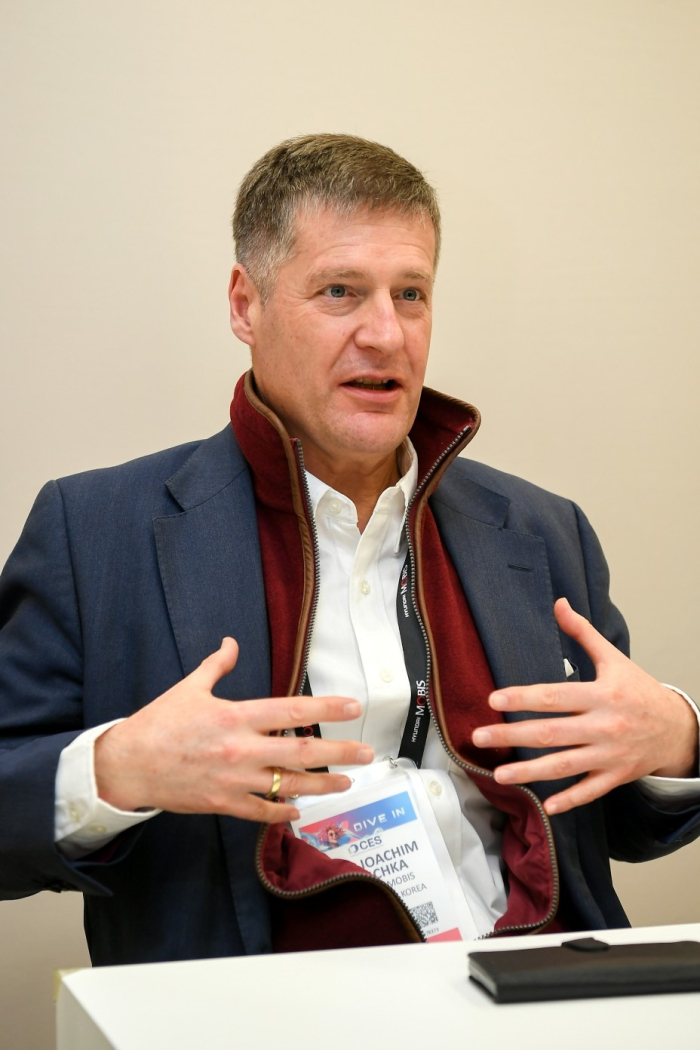 Hyundai　Mobis　Executive　Vice　President　Axel　Maschka　speaks　to　the　press　at　CES　2025　on　Jan.　9,　2025　(Courtesy　of　Hyundai　Mobis)