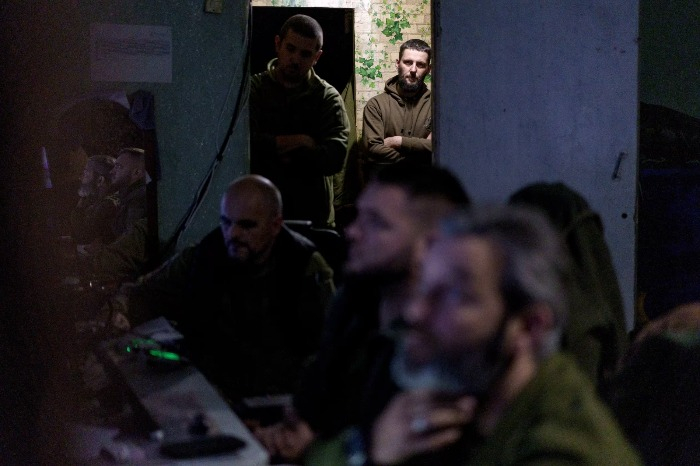 Ukrainian soldiers at a command center in the Sumy region of Ukraine. Photo: Serhii Korovayny for WSJ