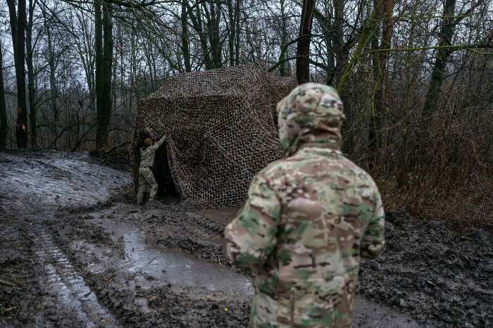 Ukrainian soldiers in the country’s Sumy region, which is next to the Russian border. Photo: Serhii Korovayny for WSJ