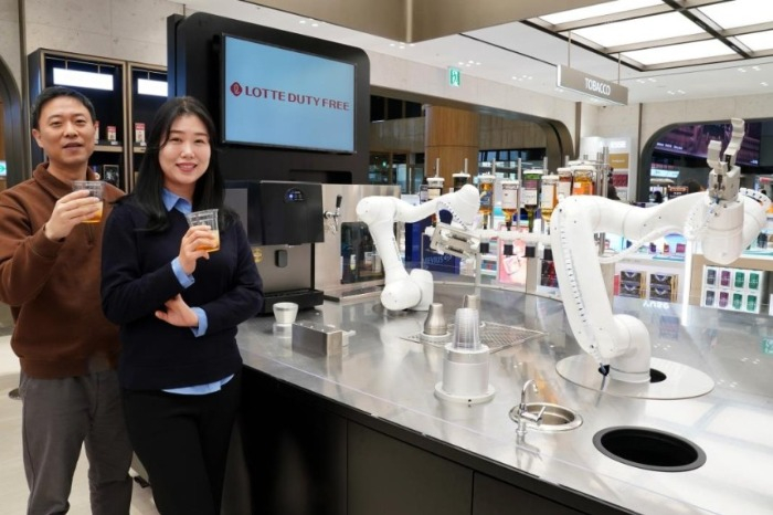Lotte Duty Free unveils robot bartender in Gimpo Int'l Airport