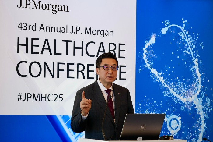 Lotte　Biologics　CEO　James　Park　makes　a　presentation　at　the　JP　Morgan　Healthcare　Conference　in　San　Francisco　on　Jan.　16,　2025
