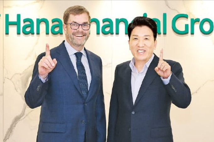 Hana　Financial　Group　Chairman　and　CEO　Ham　Young-joo　(right)　and　Bain　Capital　Co-Managing　Partner　John　Connaughton　(Courtesy　of　Hana　Bank)