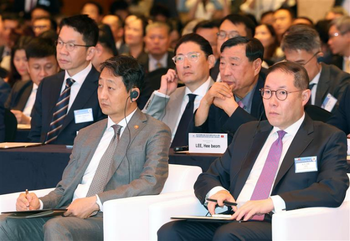 HS Hyosung Advanced Materials Vice Chairman Cho Hyun-sang (right) at a business forum in Seoul last July