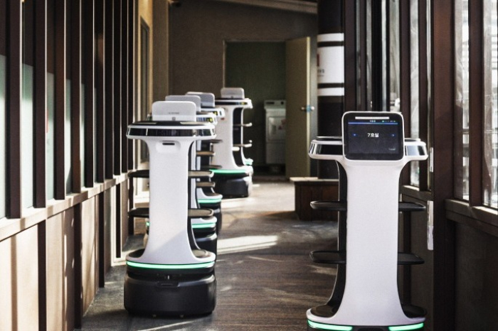 Bear　Robotics'　delivery　robots　Servi　Plus