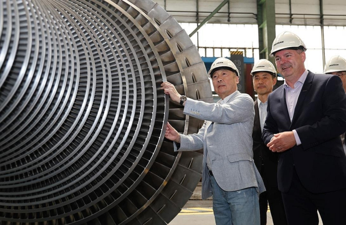Doosan　Group　Chairman　Park　Jung-won　(left)　at　Doosan　Skoda　Power's　turbine　plant　in　the　Czech　Republic