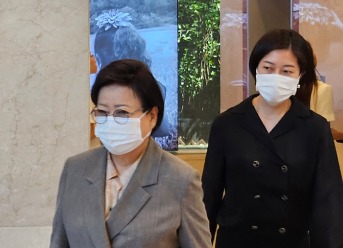 Song Young-sook (left), Hanmi Pharmaceutical Group chairman and Lim Ju Hyun, co-president of Hanmi Pharm (Courtesy of Yonhap)