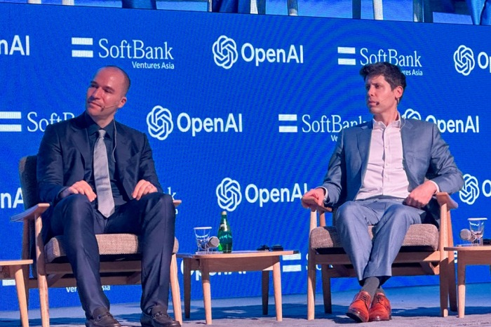 Greg　Brockman　(left)　and　Sam　Altman,　co-founders　of　OpenAI,　discuss　the　future　of　AI　with　Korean　AI　developers　at　a　forum　in　Seoul　in　2023