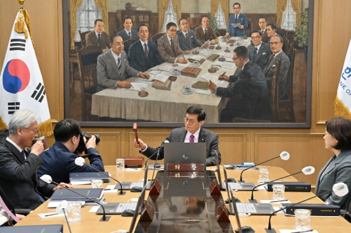 Rhee Chang-yong (center), governor of the Bank of Korea (Courtesy of Newsis)