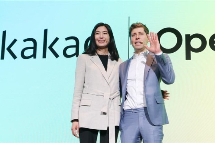 Kakao　CEO　Chung　Shina　(left)　poses　with　Sam　Altman　at　a　joint　press　conference　on　Feb.　6,　2025　(Courtesy　of　Kakao)