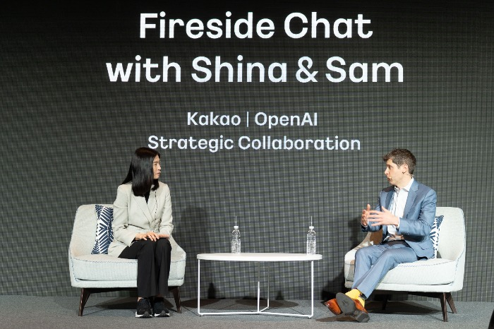 Kakao　CEO　Chung　Shina　(left)　chats　with　Sam　Altman　on　Feb.　6,　2025　(Courtesy　of　Kakao)