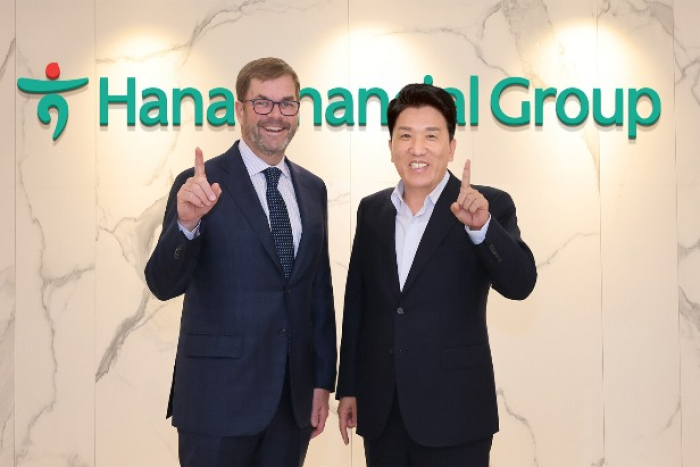 Hana Financial Group Chairman and CEO Ham Young-joo (right) discussed business cooperation with Bain Capital Co-Managing Partner John Connaughton in January (Courtesy of Hana Bank)