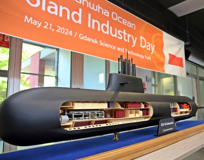 A　mockup　of　Hanwha　Ocean's　KSS　III　submarine