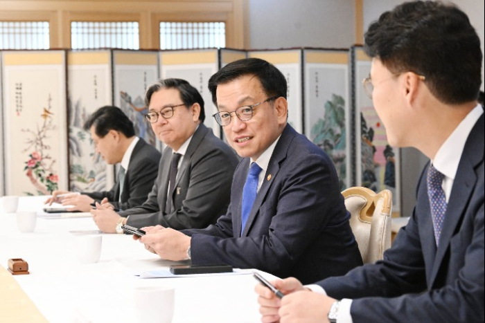 Korea’s Acting President Choi Sang-mok (second from right) speaks at a meeting with foreign IB officials on Feb. 12, 2025 (Courtesy of News1 Korea)