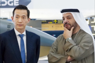 Hanwha Group’s Vice Chairman Kim Dong-kwan (left) talks with DGE Group Chairman Faisal Al Bannai at IDEX 2025 (Courtesy of Hanwha Aerospace)