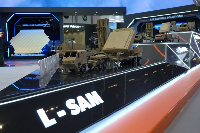 Hanwha Aerospace and Hanwha Systems unveils the L-SAM system at IDEX 2025 in Abu Dhabi, the UAE (Courtesy of Yonhap)