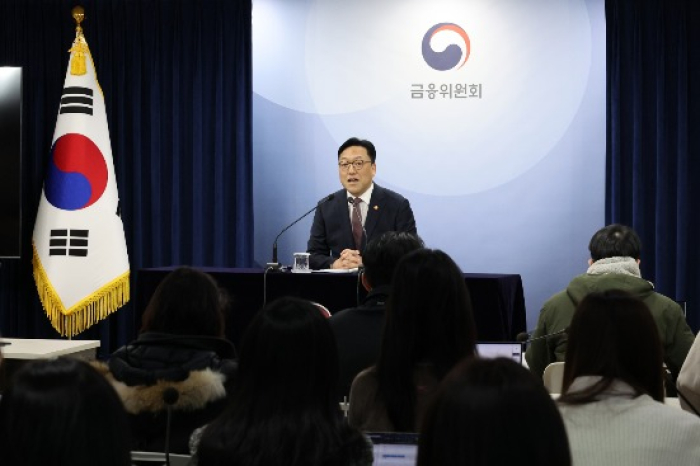 Kim　Byoung-hwan,　the　chief　of　the　Financial　Services　Commission　(FSC),　tells　reporters　about　short-selling　resumption　at　a　press　briefing　on　Feb.　24,　2025　(Courtesy　of　Yonhap) 