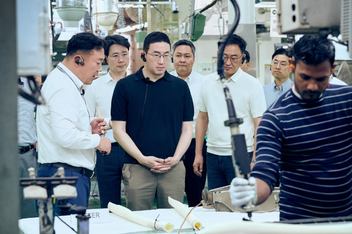 LG　Group　Chairman　Koo　Kwang-mo　(third　from　left)　inspects　the　air　conditioner　production　line　at　its　Noida　plant,　India　in　February　2025　(Courtesy　of　LG　Electronics)