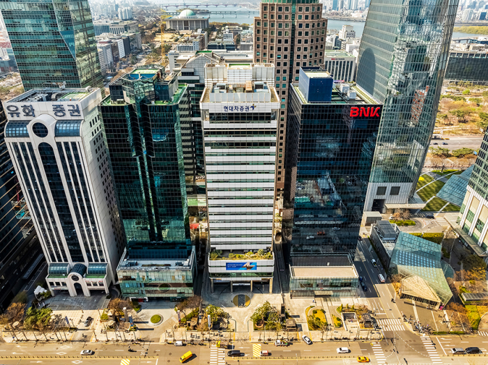 Hyundai　Motor　Securities　building　in　Yeouido　(fourth　from　left),　next　to　BNK　Financial　Tower