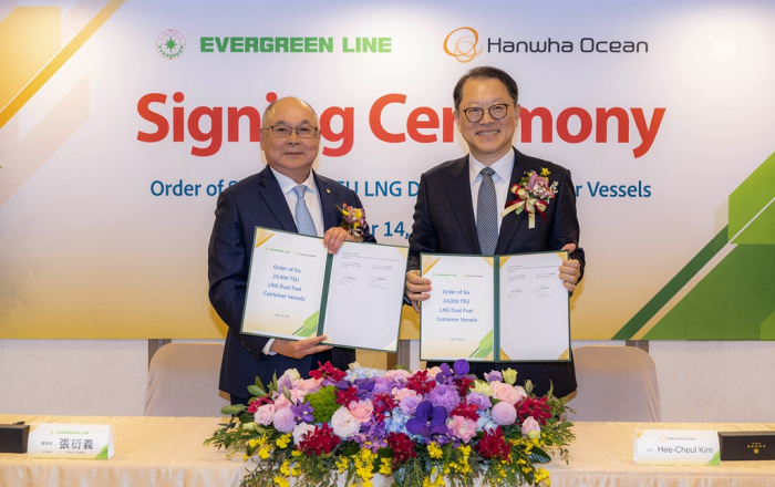 Hanwha　Ocean　CEO　Kim　Hee-chul　(right)　and　Evergreen　Chairman　Chang　Yen-I　pose　for　a　photo　after　signing　a　contract　to　build　six　LNG　dual-fuel　ultra-large　container　ships