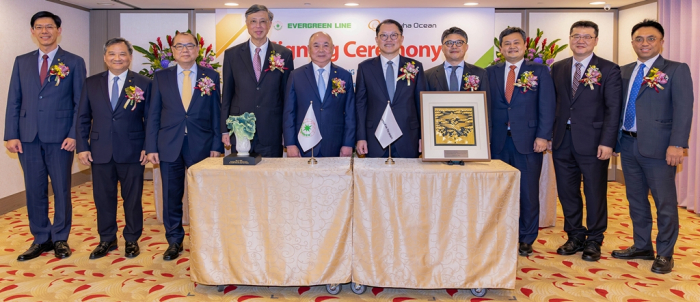 Officials　from　Hanwha　Ocean　and　Evergreen　Marine　pose　for　a　photo　after　signing　a　contract　to　build　six　LNG　dual-fuel　ultra-large　container　ships