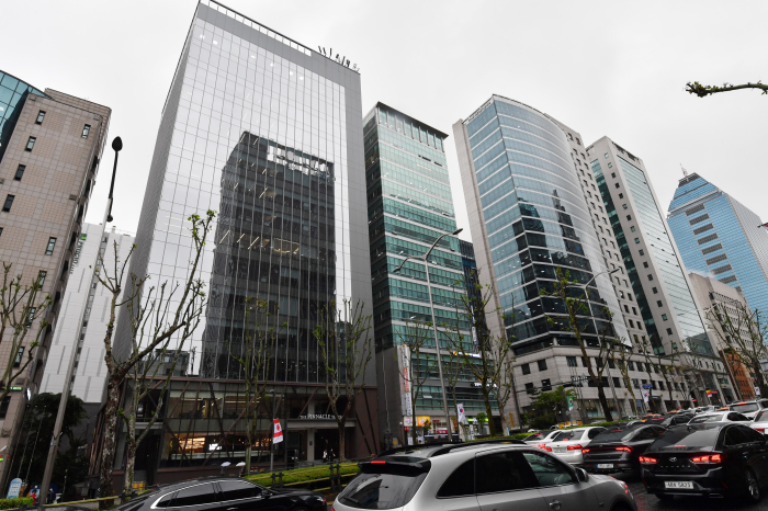 AP Tower, formerly The Pinnacle Yeoksam (second from left)