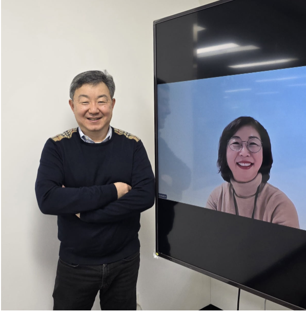 Jeon Noo-li (left), a Seoul National University mechanical engineering professor and co-founder of biotech firm Qureator, and Yoo Sanghee, head of research at Qureator