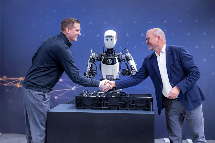 Apptronik's　co-founder　and　CEO　Jeff　Cardenas　(left)　shakes　hands　with　Jörg　Burzer,　a　Mercedes-Benz　Group　board　member　(Courtesy　of　Apptronik)