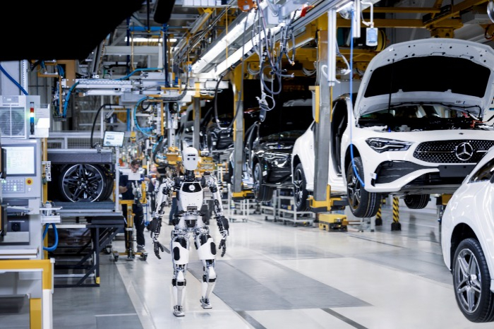 Apptronik's　Apollo　on　a　Mercedes-Benz　factory　floor　(Courtesy　of　Apptronik)
