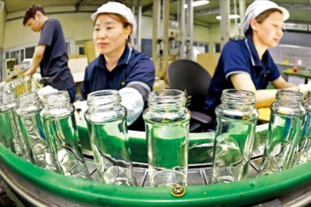 Employees　at　Youngil　Glass'　factory　in　Hwaseong,　Gyeonggi　Province