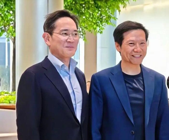 Samsung Electronics Chairman Lee Jae-yong (left) meets with Xiaomi CEO Lei Jun in Beijing on March 22, 2025
