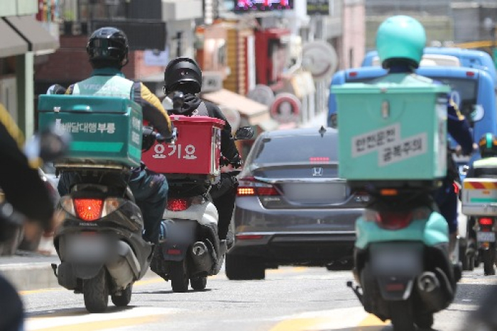 Delivery bikes for Baemin, Yogiyo and Vroong on the road