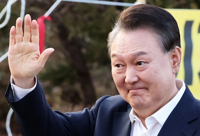 Impeached South Korean President Yoon Suk Yeol waves to supporters as he is released from prison on March 8, 2025 (File photo by News1)