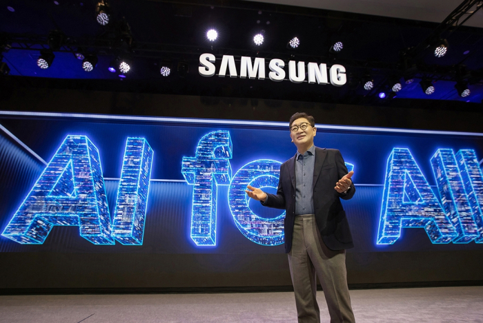Han　Jong-hee,　head　of　Samsung's　Device　eXperience　(DX)　division,　unveils　the　company's　AI　business　strategy　at　CES　2024