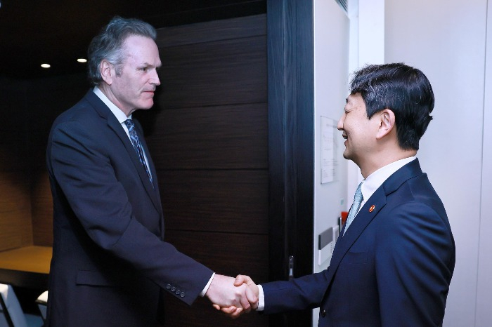 Alaska Governor Mike Dunleavy (left) meets with Korean Energy Minister Ahn Duk-geun on Tuesday (Courtesy of Yonhap)